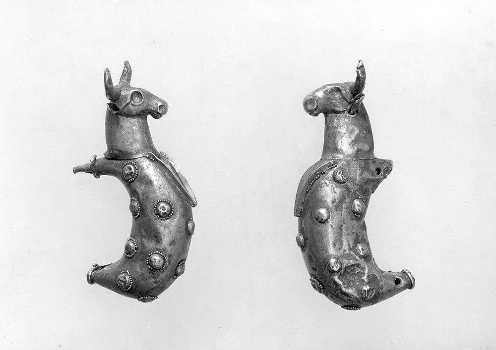 Crescent-shaped earrings with bulls' heads — Unknown