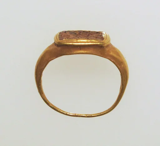 Ring with glass bezel