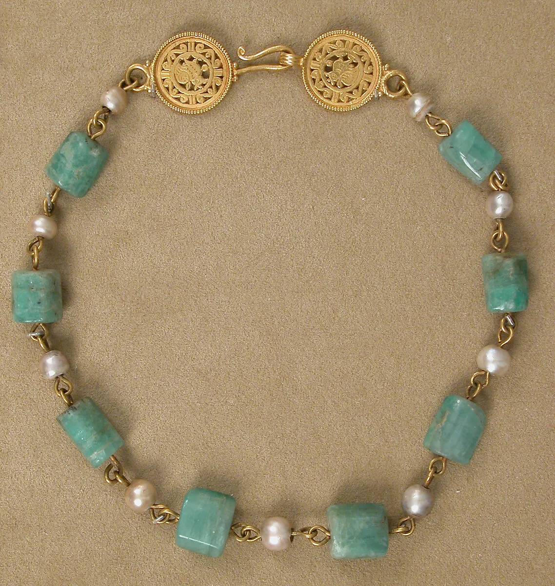 Gold Necklace with Pearls and Stones of Emerald Plasma — Unknown