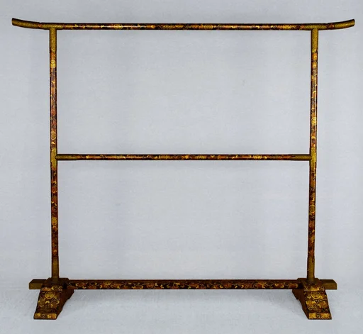 唐草葵紋蒔絵衣桁|Kimono Rack (Ikō) with Scrolling Foliage and Tokugawa Family Crest