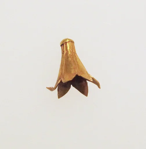 Ornament, flower-shaped mount for stone bead