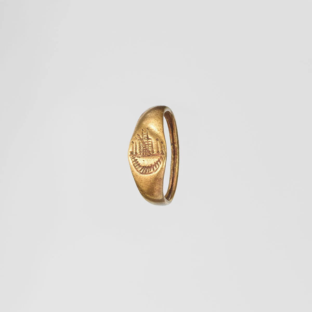 Gold ring with representation of the temple of Aphrodite at Paphos — Unknown