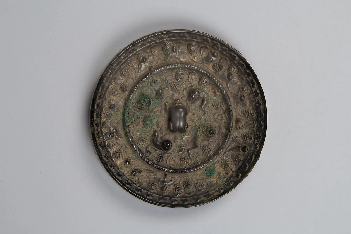 唐 瑞獣葡萄紋銅鏡|Mirror with fantastic animals amid grape vines — Unknown