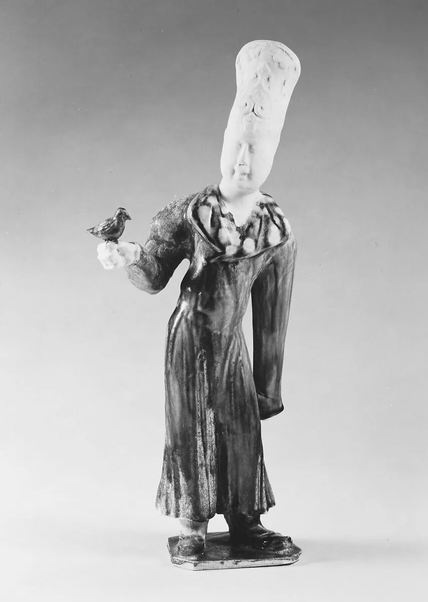 唐 彩繪三彩陶持鳥俑|Male attendant holding a bird — Unknown