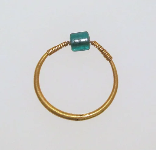 Ring with beryl