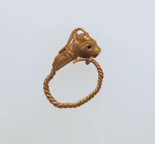 Gold earring with head of an animal