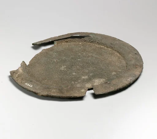 Plate with concentric circles incised