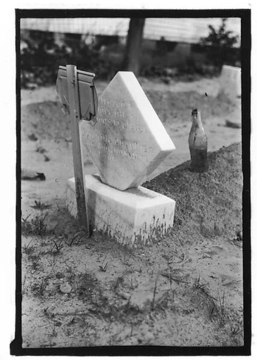[Grave, Alabama]