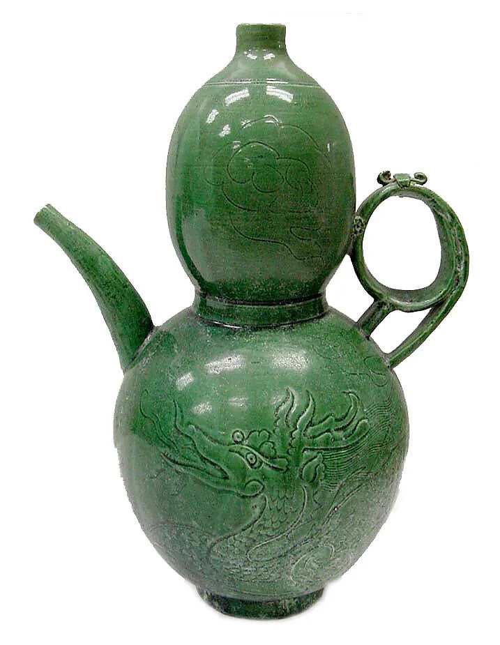 遼 綠釉刻花龍紋壺|Ewer with writhing dragon — Unknown