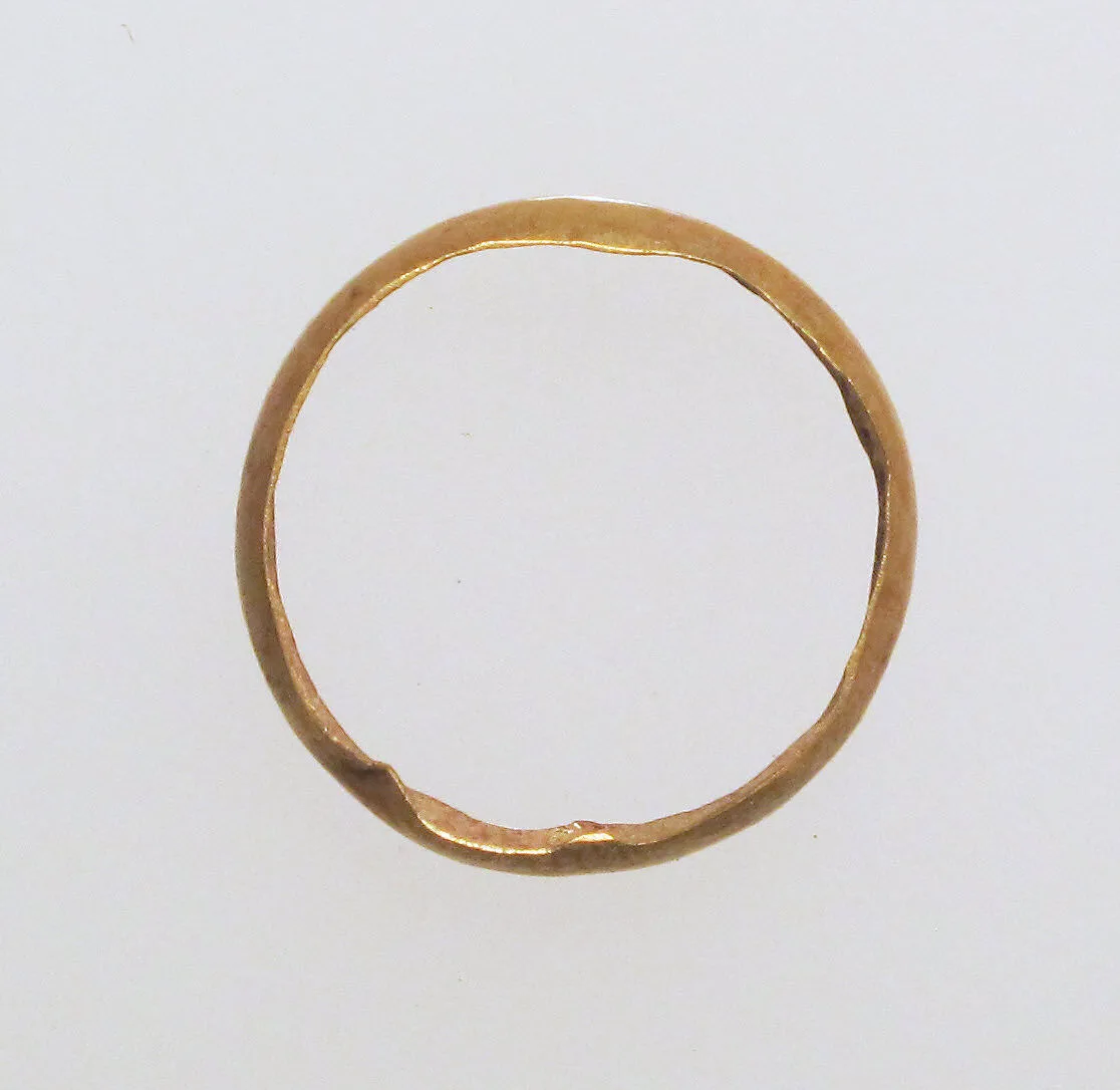 Ring with hollow hoop — Unknown