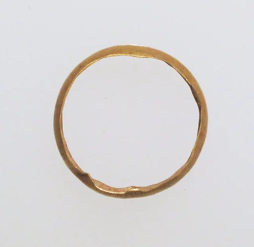 Ring with hollow hoop