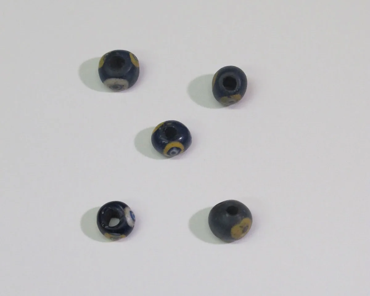 Group of 5 composite eye beads — Unknown