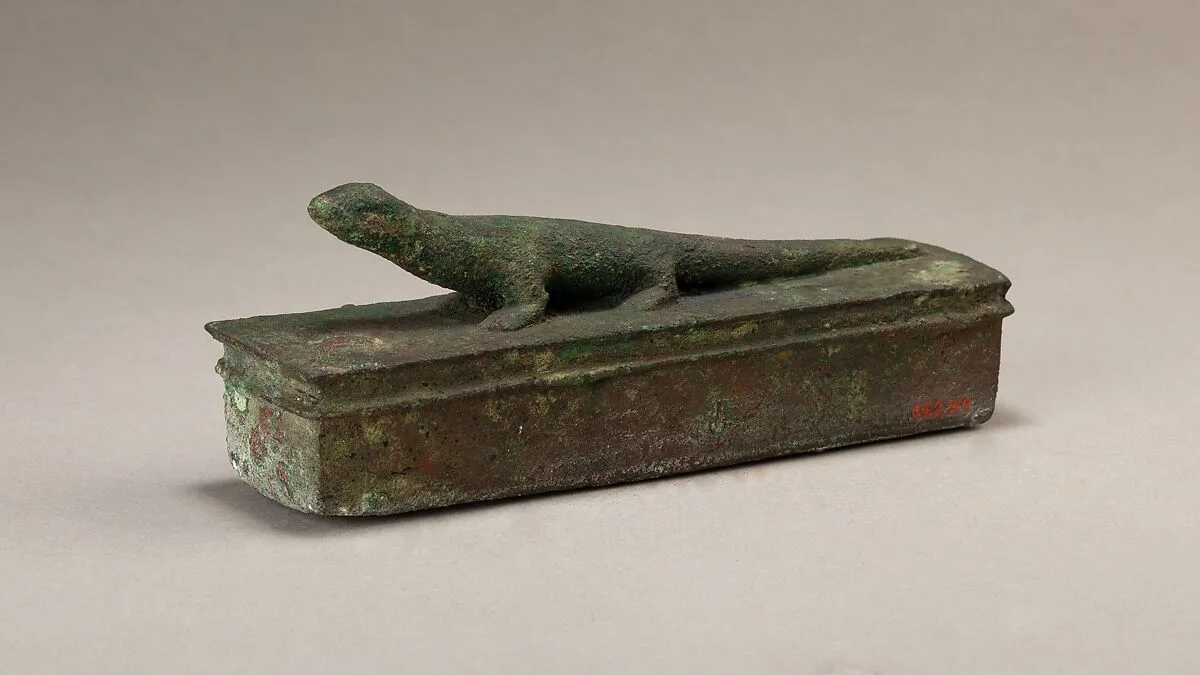 Shrine-shaped case for an animal mummy surmounted by a lizard — Unknown
