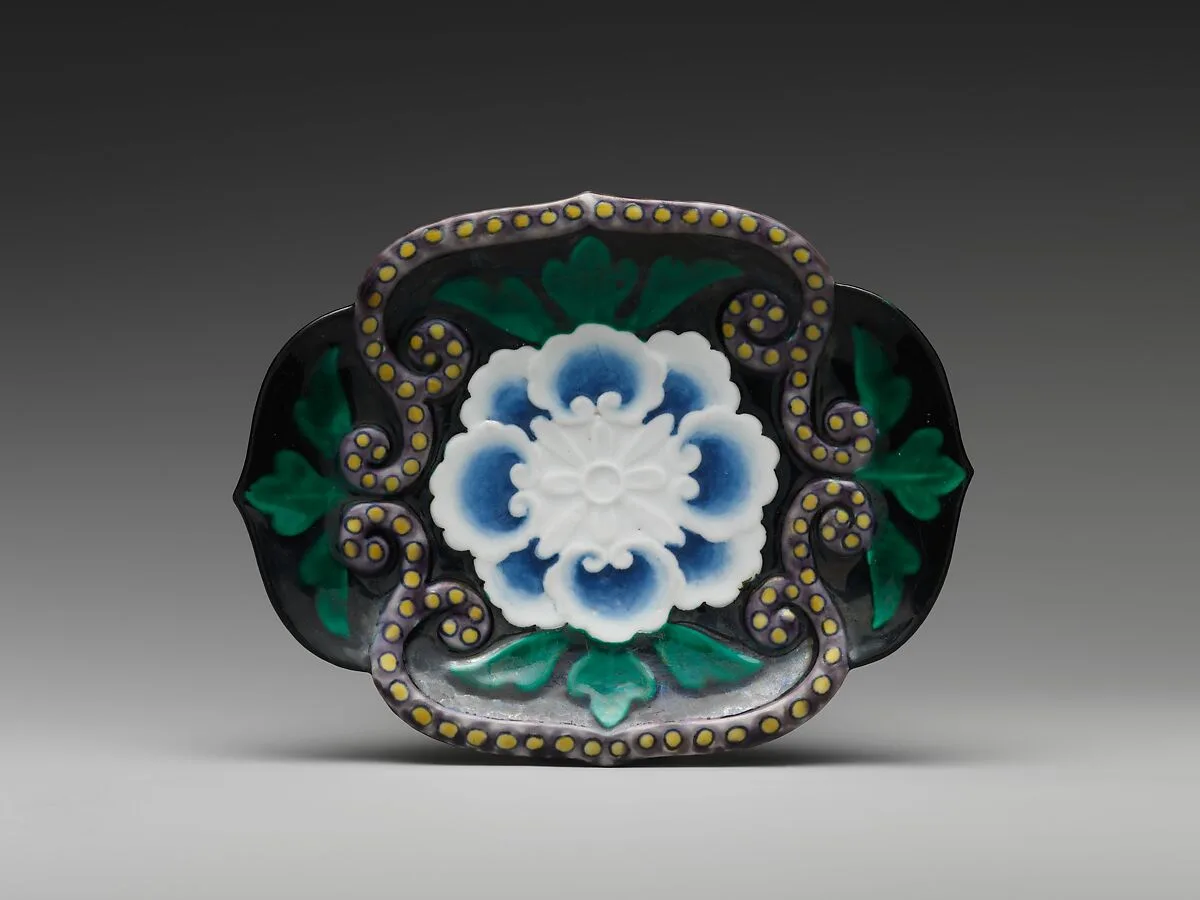 色絵唐花文変形皿|Dish with Floral Design — Unknown