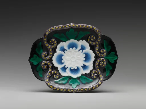 色絵唐花文変形皿|Dish with Floral Design