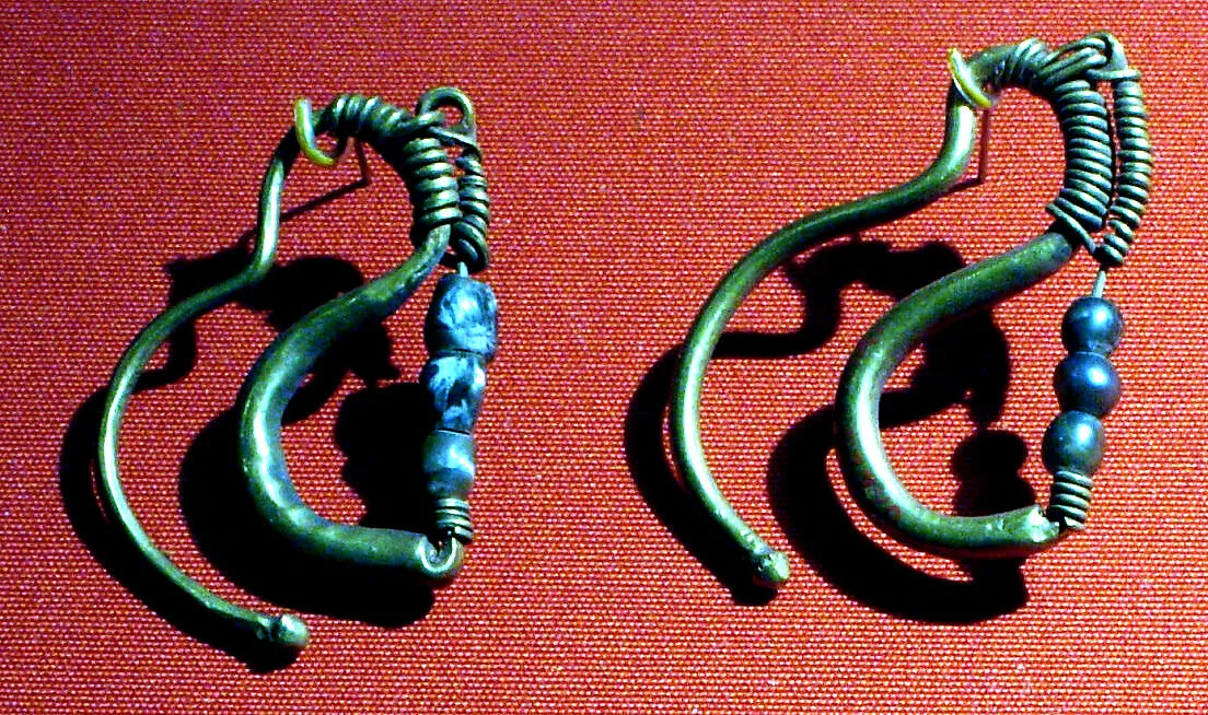 S-hoop earrings with pearls — Unknown