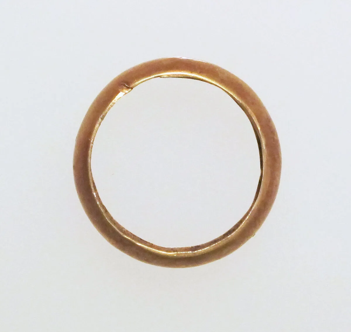 Ring with hollow hoop — Unknown