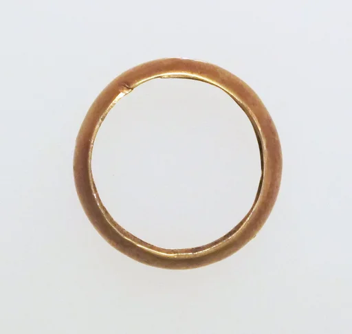 Ring with hollow hoop