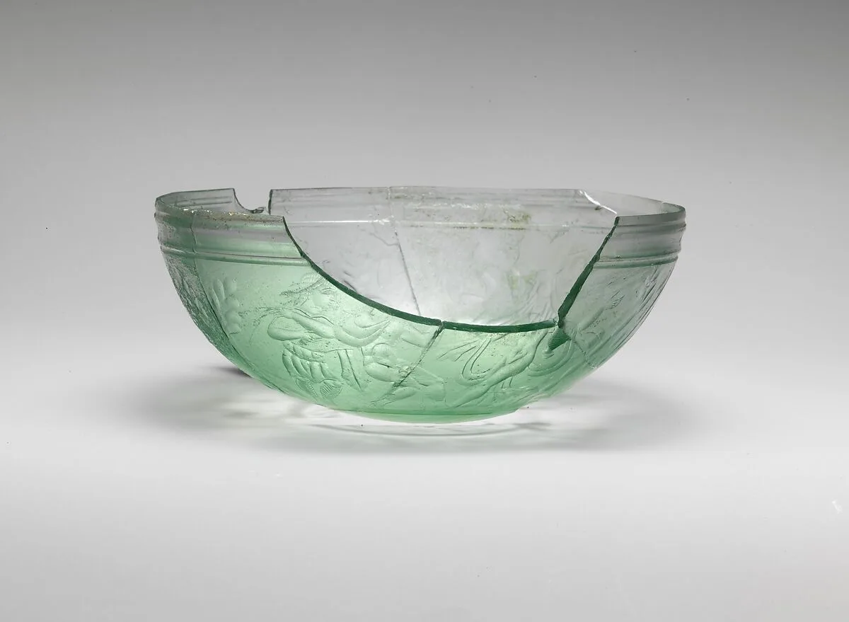 Glass bowl decorated with hunting scenes — Unknown
