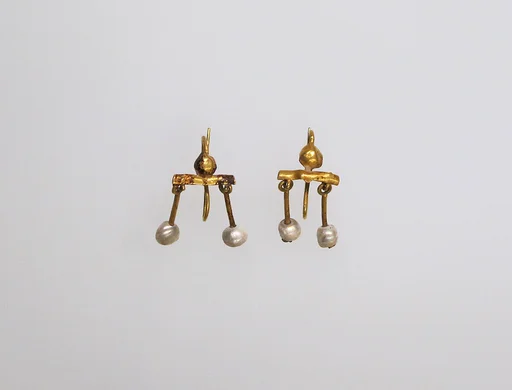 Gold and pearl earring