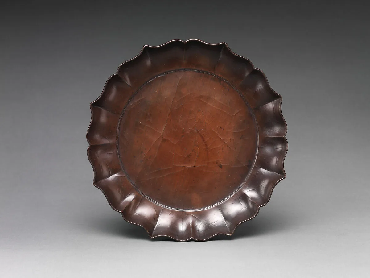 元 褐漆素面蓮瓣盤|Tray with lotus petal rim — Unknown