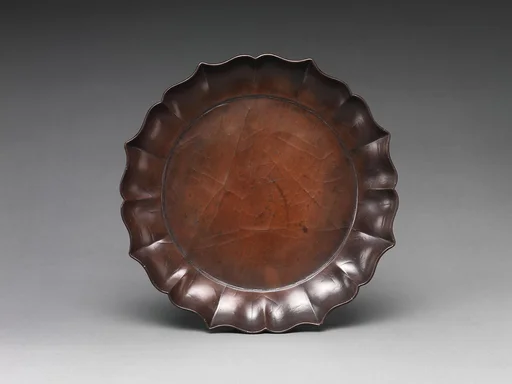 元　褐漆素面蓮瓣盤|Tray with lotus petal rim