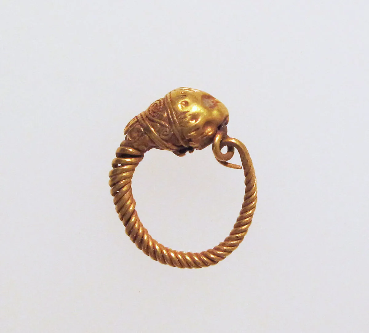 Gold earring with head of a lion — Unknown