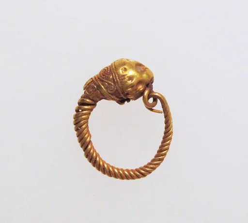 Gold earring with head of a lion