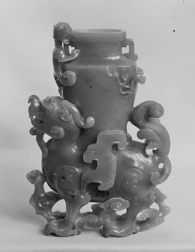 清中期 玉雕瑞獸瓶|Fantastic creature supporting a vase