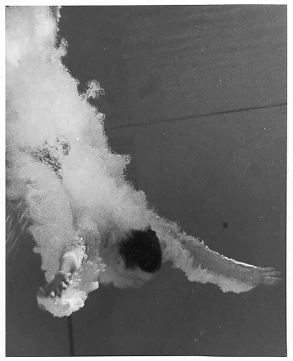 [Underwater Motion Study of Man After High Dive]