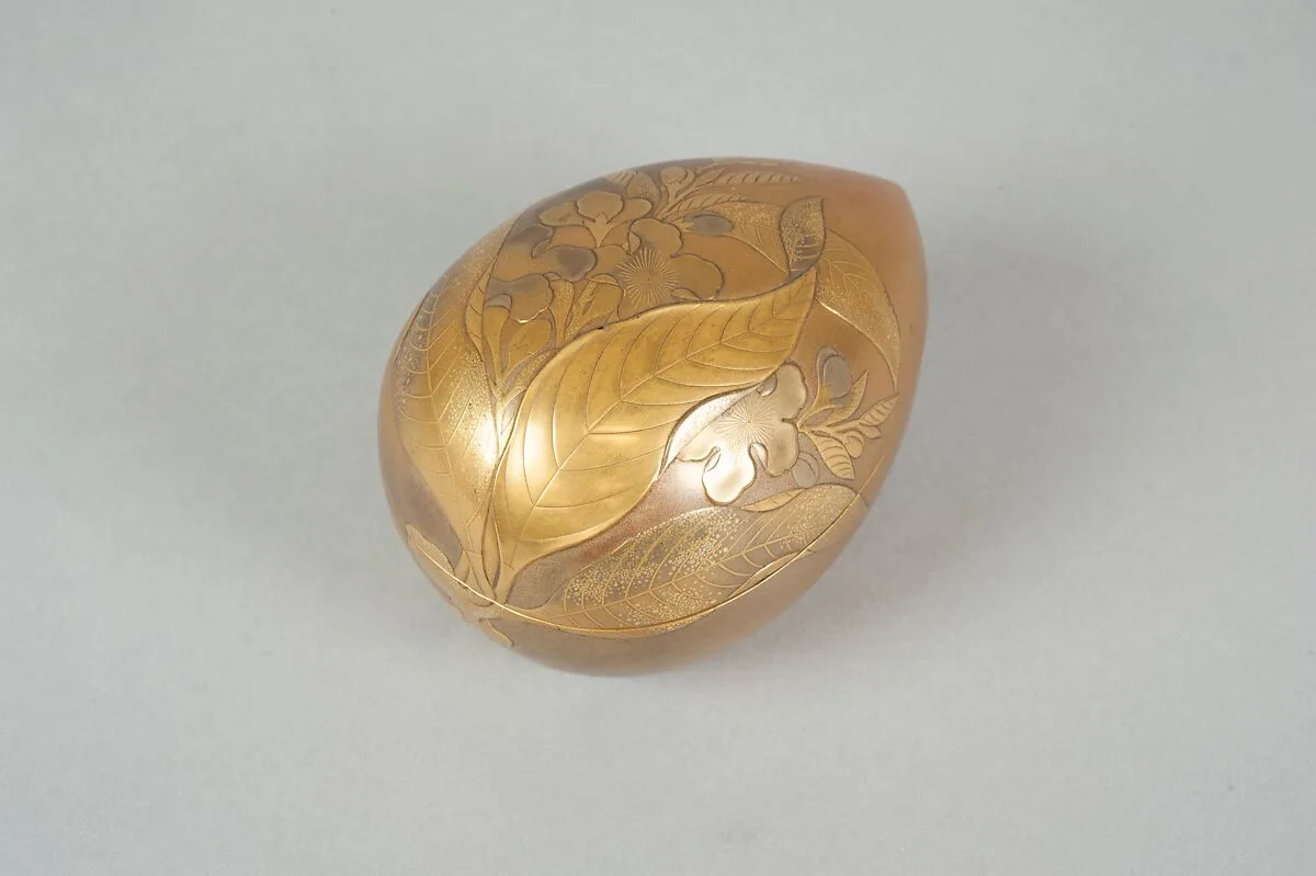 桃花蒔絵桃形香合|Incense Box (Kōgō) in the Shape of a Peach — Unknown