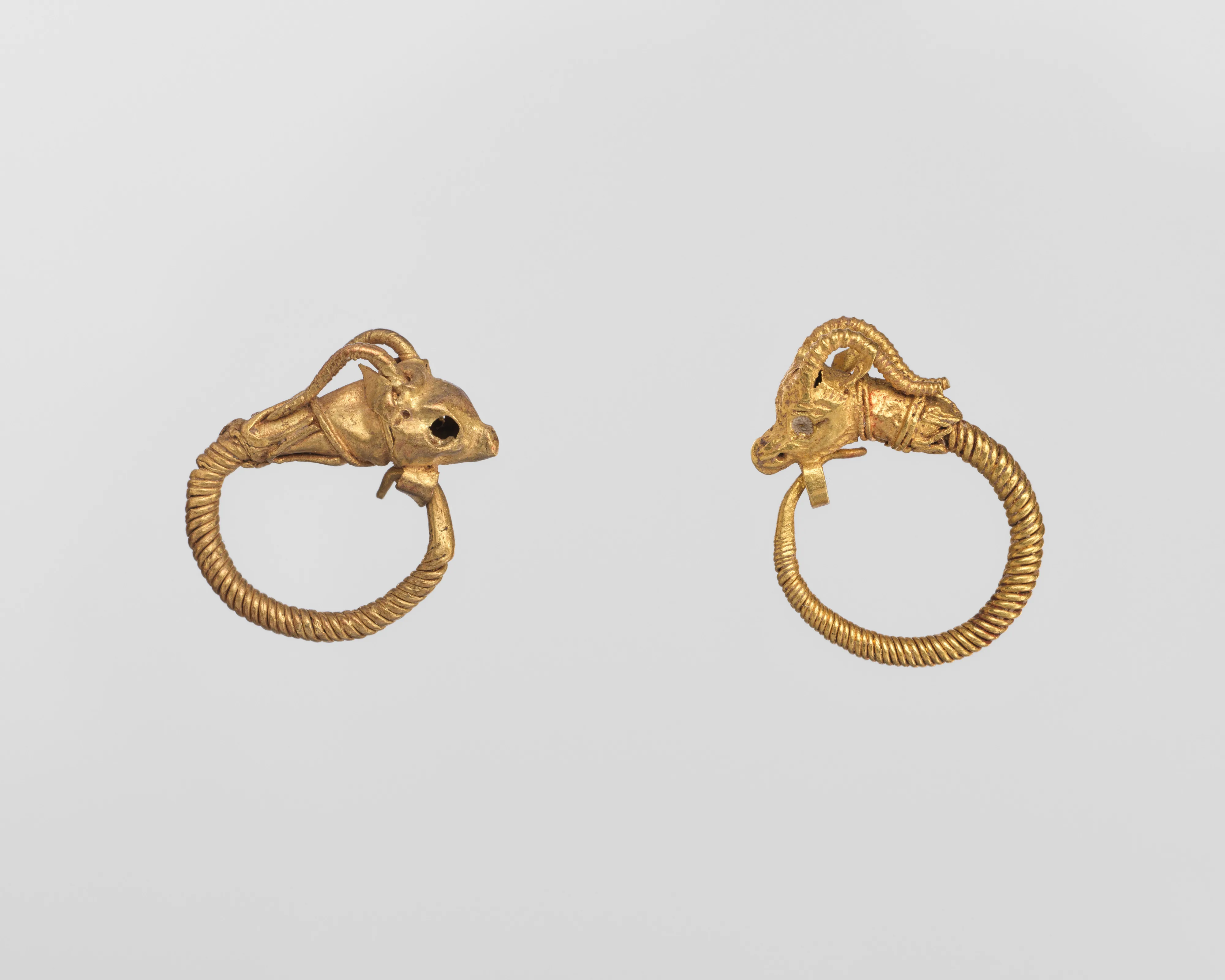 Gold earring with head of an antelope — Unknown