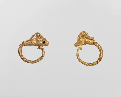 Gold earring with head of an antelope