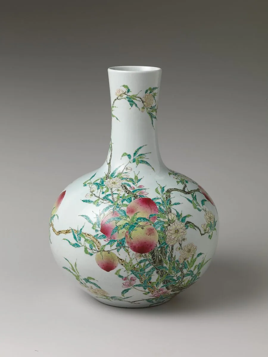 清乾隆 景德鎮窯粉彩九桃天球瓶|Vase with nine peaches — Unknown