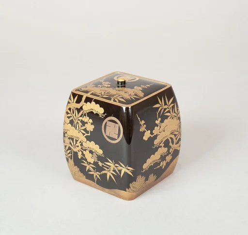 松竹梅紋散蒔絵炷空入|Ash Container (Takigara-ire) for Incense Ceremony, with Family Crest, Pine, Bamboo, and Plum