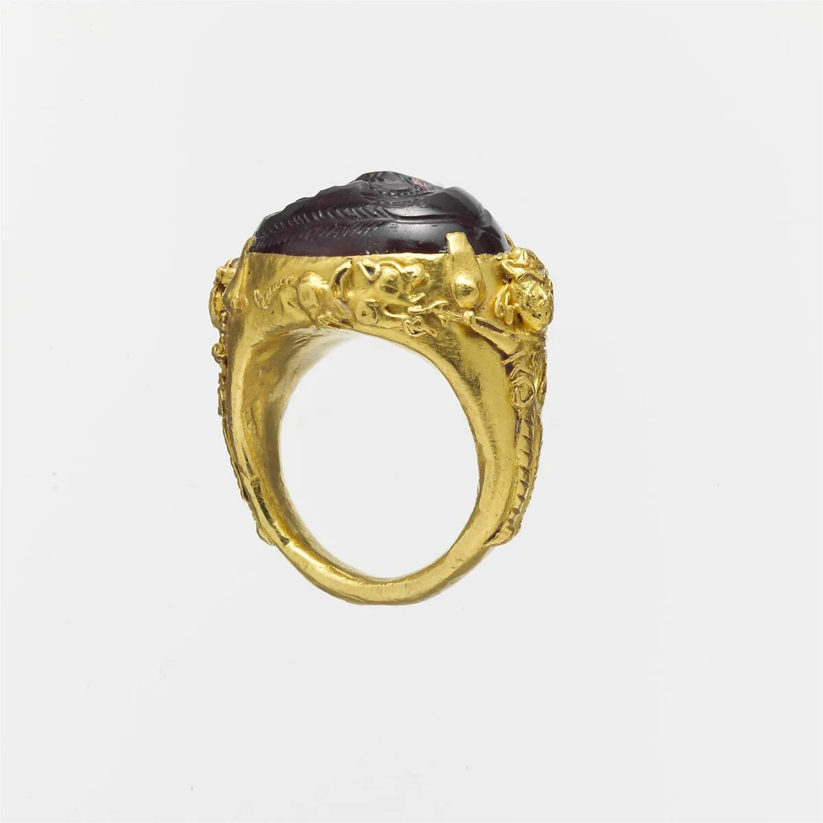 Gold ring with a carnelian or glass intaglio — Unknown