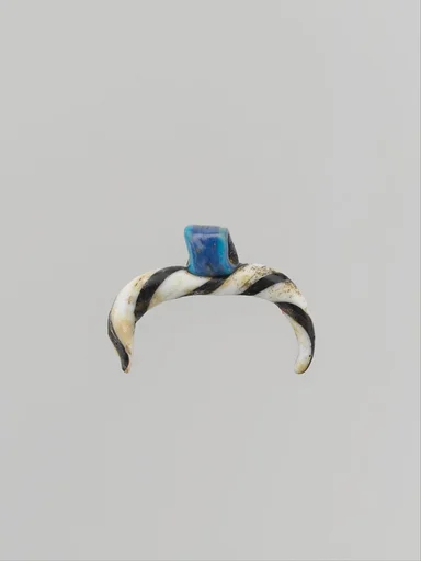 Glass pendant in the form of crescent horns