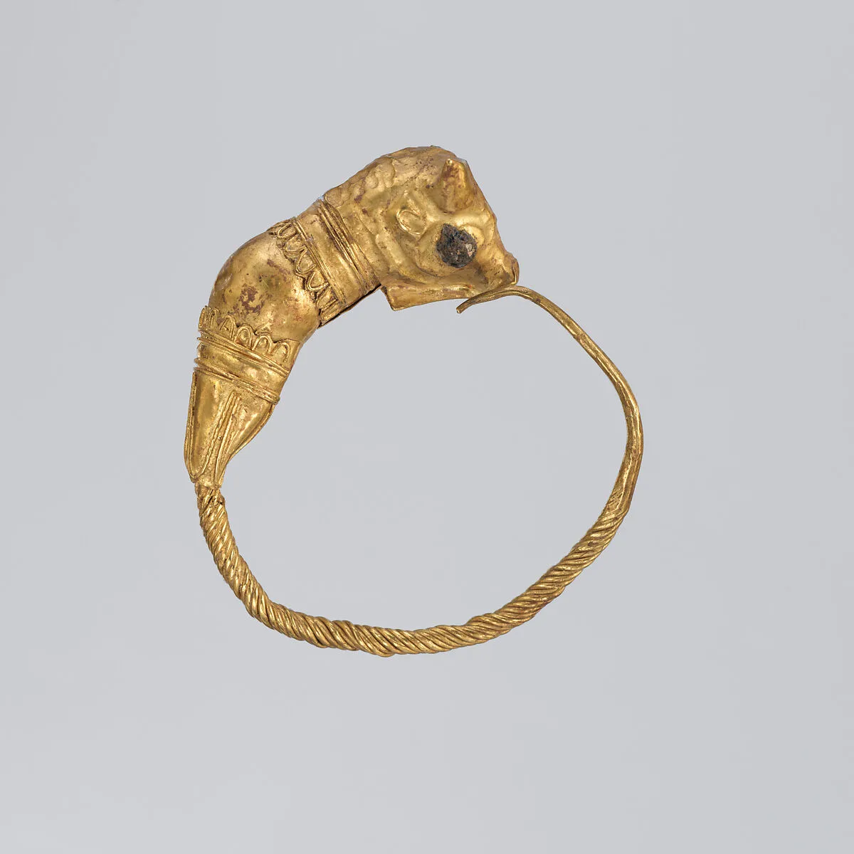 Gold earring — Unknown