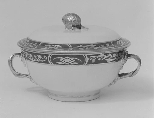 Sugar bowl with cover (part of a service)