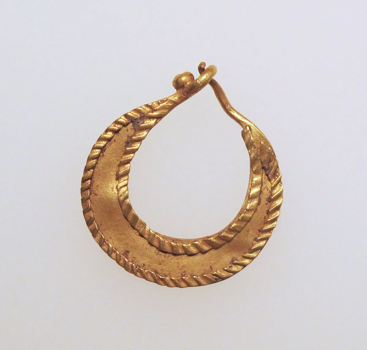 Earring, crescent-shaped, decorated — Unknown