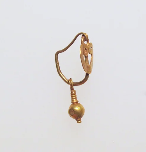 Gold earring with pelta disc and pendant