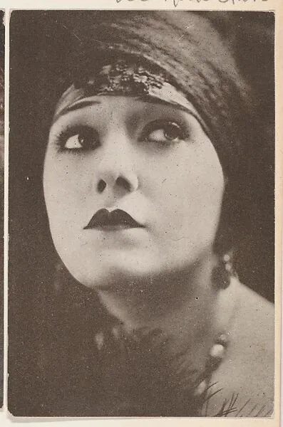 Gloria Swanson, bakery card from the Movie Stars series (D56), issued by the Ivan B. Nordhem Company and Simmen's Model Bakery — Ivan B. Nordhem Company|Simmen's Model Bakery