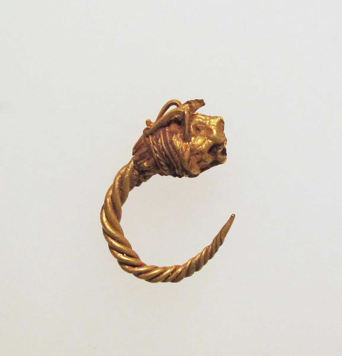 Gold earring with head of a lion — Unknown