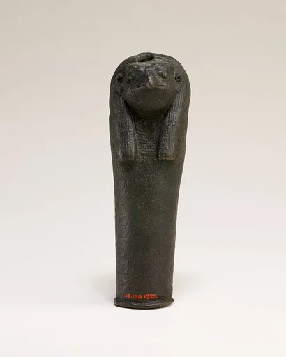 Falcon head for attachment to a pole