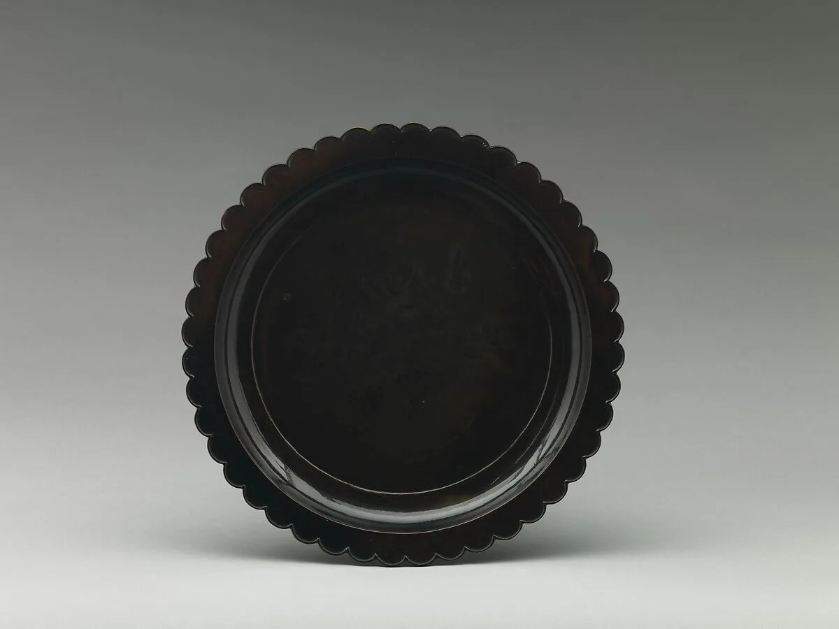 宋 黑漆描金菊瓣口盤|Dish with chrysanthemum-petal rim — Unknown