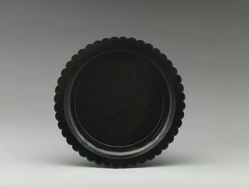 宋 黑漆描金菊瓣口盤|Dish with chrysanthemum-petal rim