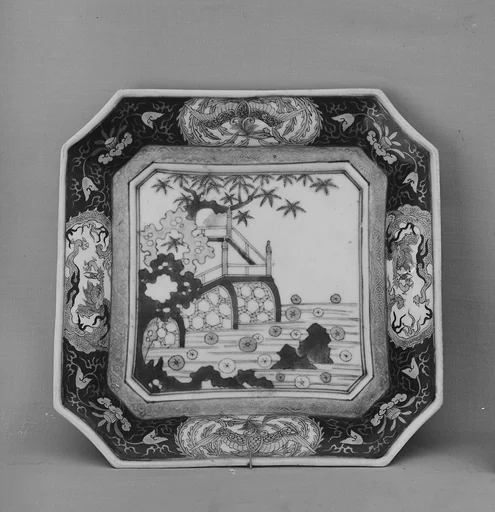 色絵欄干石垣鳳凰龍文皿|Square Dish with Stone Wall and Phoenix and Dragon Cartouches