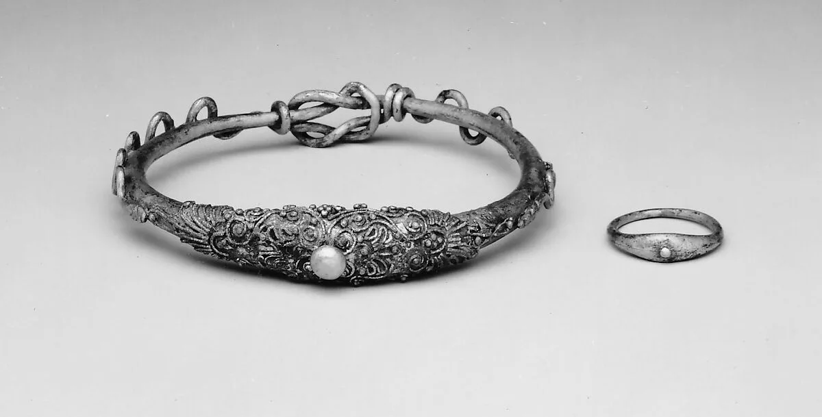 Silver bracelet — Unknown
