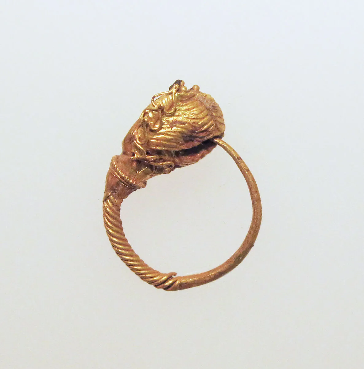 Gold earring with woman's head — Unknown