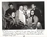 Picasso et Jean Cocteau entourées de Serge Lifar, Luis Miguel Dominguin, Lucia Bose et Jacqueline Picasso, pendent le tournage du "Testament d'Orphée", Les Baux — Lucien Clergue